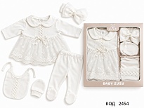картинка Tr Набір для хрещення в коробці для дівчинки BabyZuhu (Кофтинка+повзуни+пов'язка+слюнявчик) 56.1шт магазин Одежда+ являющийся официальным дистрибьютором